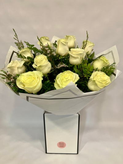 Simply Beautiful 12 White Rose Bouquet